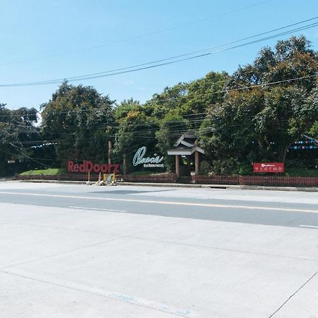 RedDoorz Premium @ Ouan's the Farm Resort Lucena Exterior foto