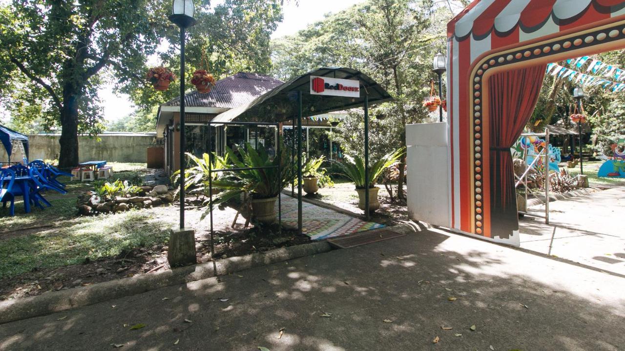 RedDoorz Premium @ Ouan's the Farm Resort Lucena Exterior foto