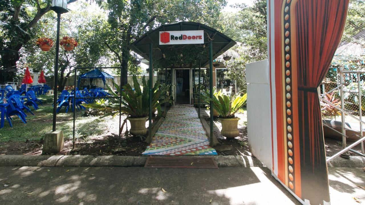 RedDoorz Premium @ Ouan's the Farm Resort Lucena Exterior foto