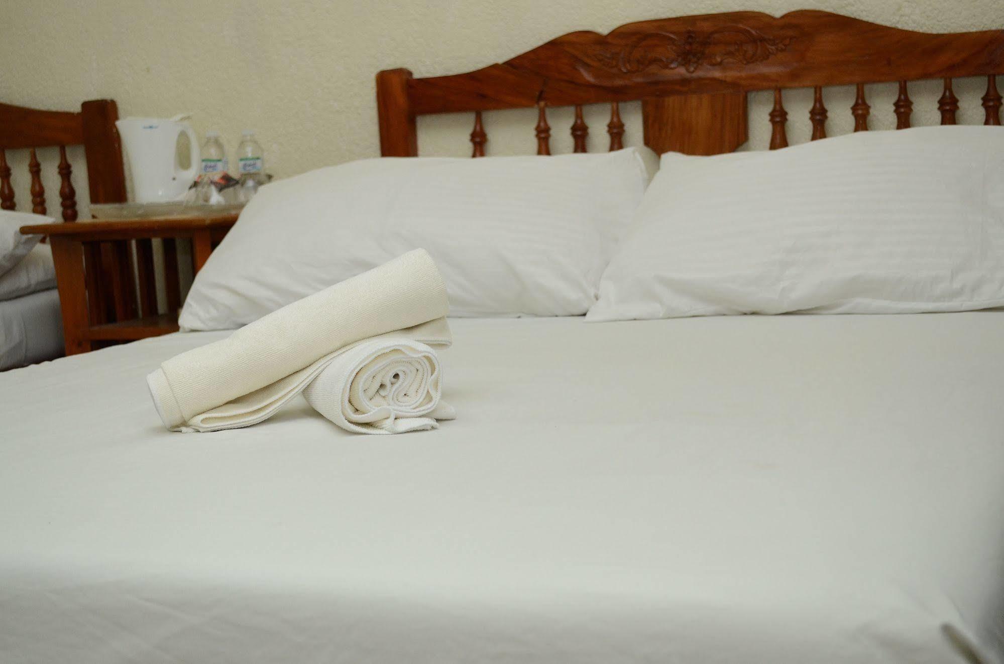 RedDoorz Premium @ Ouan's the Farm Resort Lucena Exterior foto
