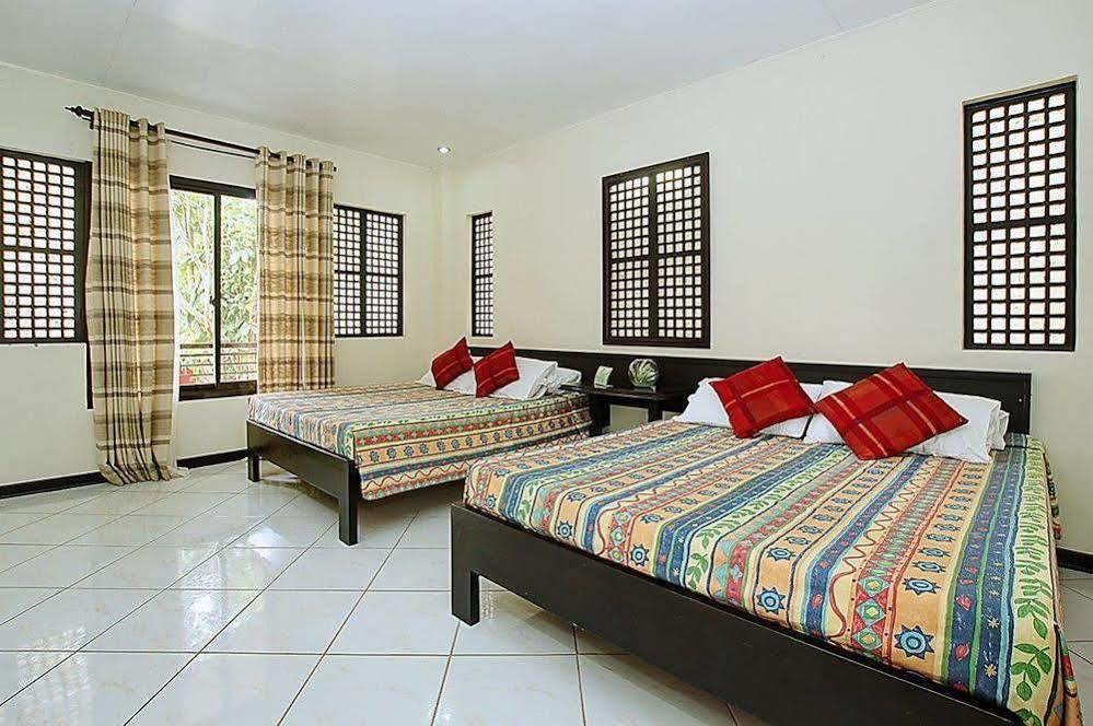 RedDoorz Premium @ Ouan's the Farm Resort Lucena Exterior foto
