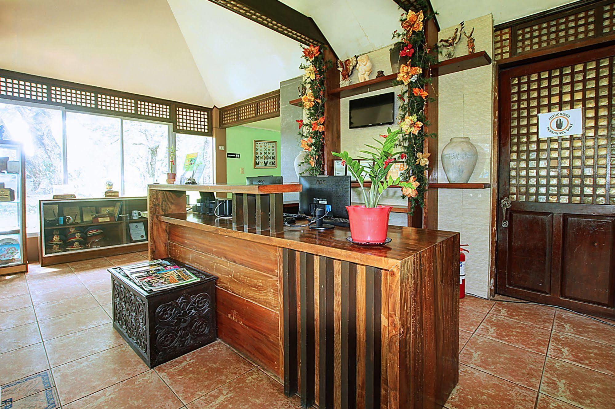 RedDoorz Premium @ Ouan's the Farm Resort Lucena Exterior foto
