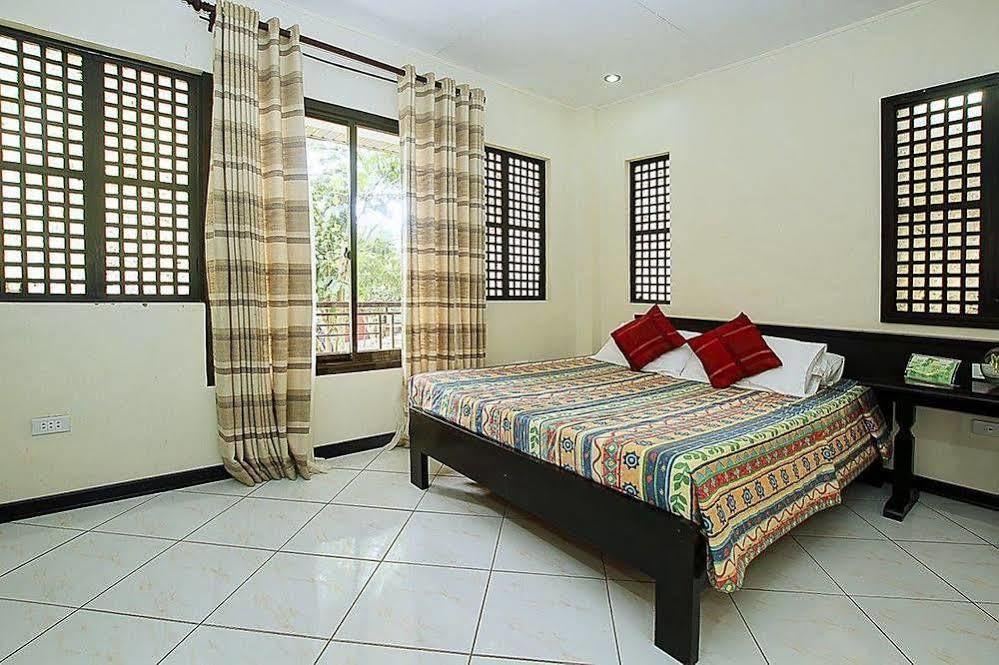 RedDoorz Premium @ Ouan's the Farm Resort Lucena Exterior foto