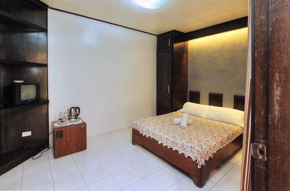 RedDoorz Premium @ Ouan's the Farm Resort Lucena Exterior foto